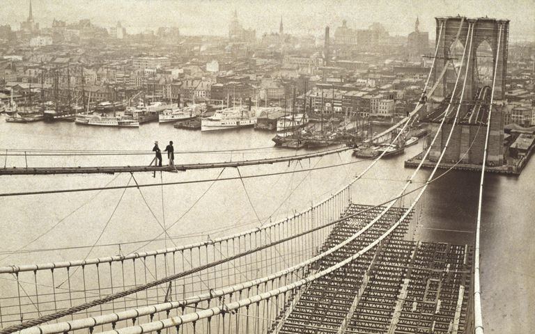 Fotografía que muestra la construcción de la calzada del Puente de Brooklyn.
