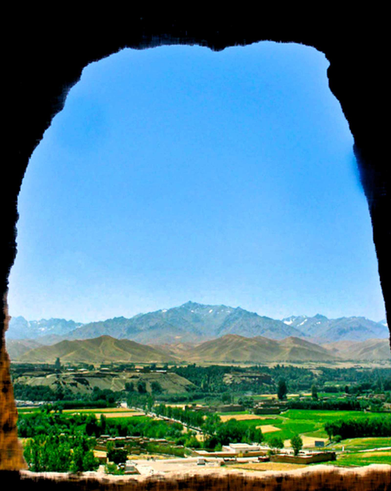 widok na dolinę Bamiyan z jaskini