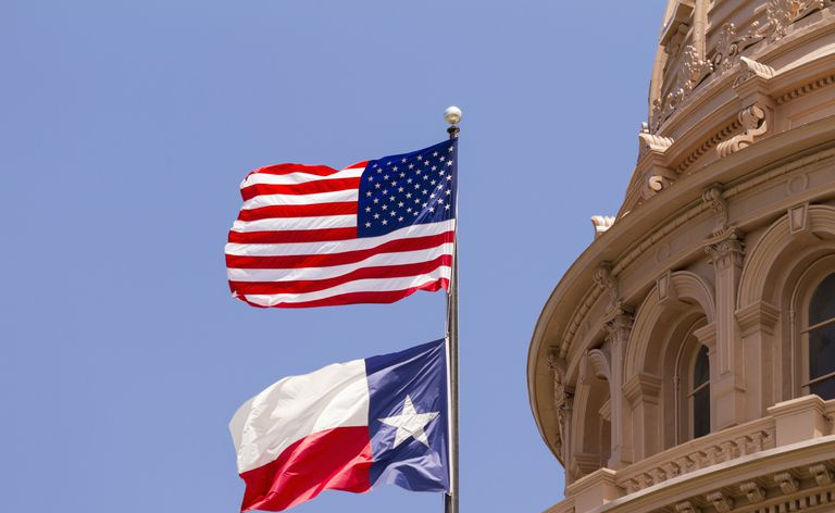 Bandiere, edificio del Campidoglio dello Stato del Texas, Austin