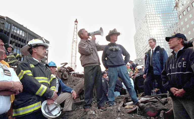 Prezydent George W. Bush przemawia do pierwszych reagujących na atak z 11 września na Ground Zero