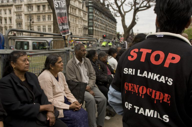 Vīrietis, kas valkā pretgenocīda kreklu starp protestētājiem Londonā.