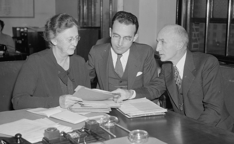 Molly Dewson, Arthur J. Altmeyer, George E. Bigge, do Conselho de Previdência Social, novembro de 1937