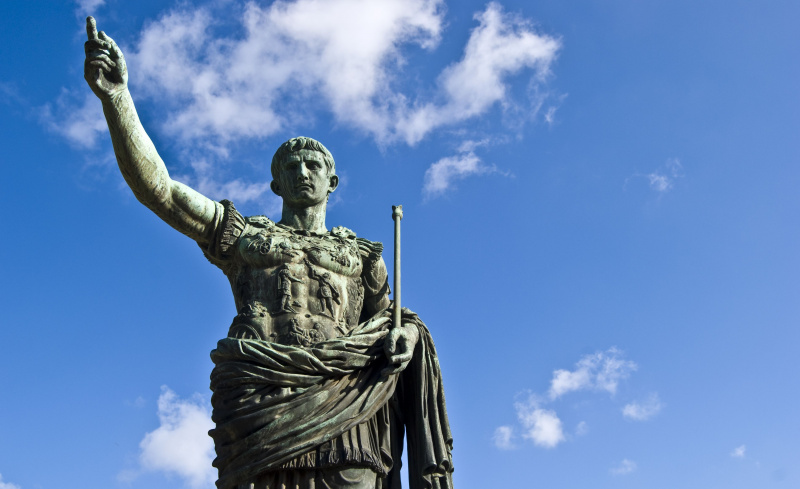 Statua Juliusza Cezara na tle błękitnego nieba.