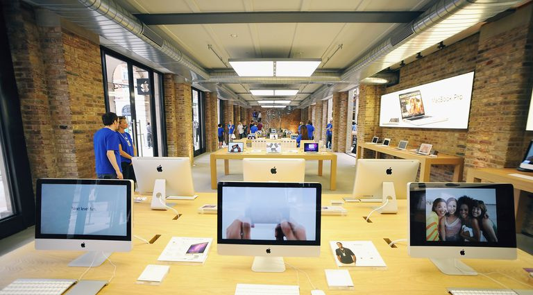 Tableaux des produits Apple Mac exposés à l