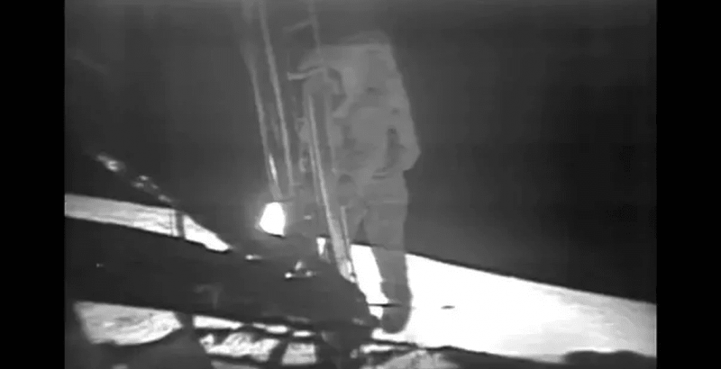 Neil Armstrong marchant sur la Lune.