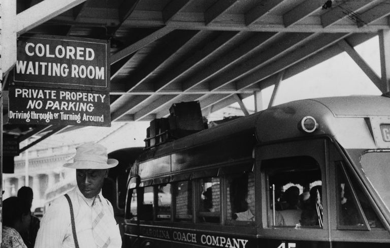 Fotografi av skilt for farget venterom i Jim Crow-tiden.