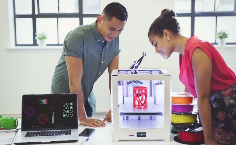 Projektanci oglądają drukarkę 3D