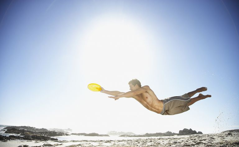 Ein Mann, der einen Frisbee fängt
