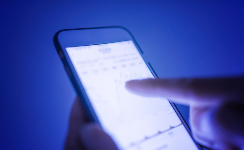 Detailansicht eines Fingers, der sich auf dem Smartphone berührt.
