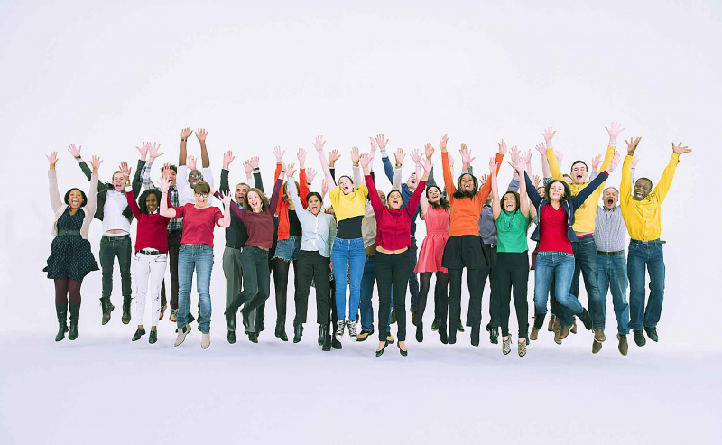 Un gruppo di persone che saltano e gridano di gioia