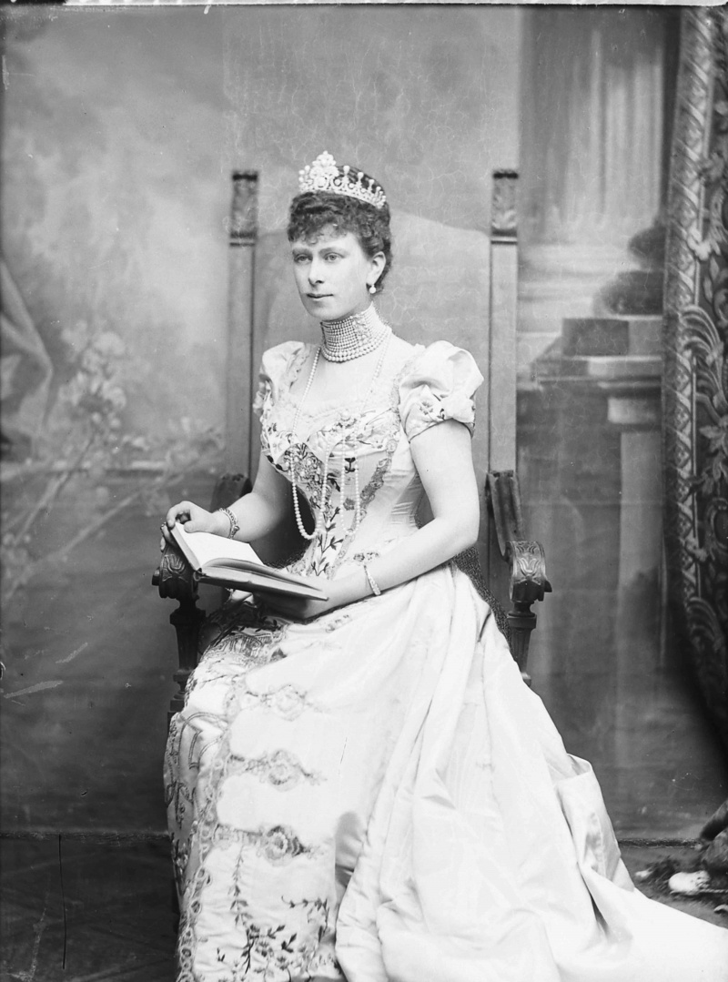 La principessa Mary di Teck in posa mentre legge un libro