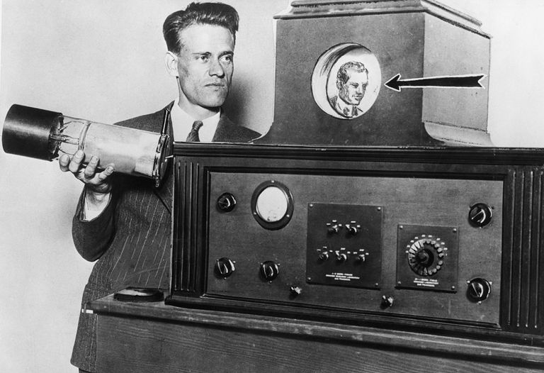 Foto des Erfinders Philo T. Farnsworth, der seinen Fernseher zeigt