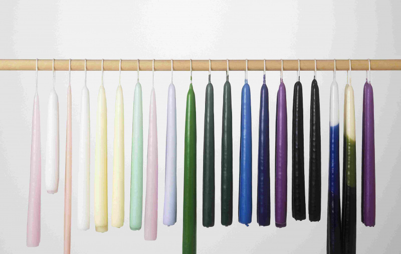 velas colgando de un poste de madera
