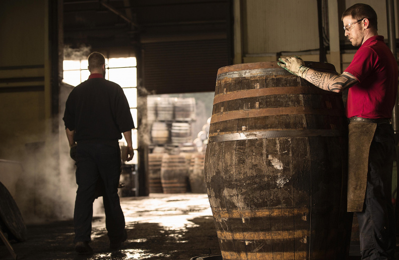 un hombre trabajando en un barril