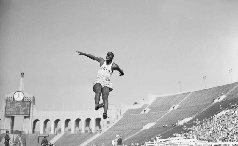 Jackie Robinson utfører et lengdehopp for UCLA-friidrettslaget