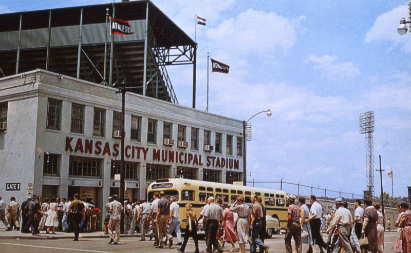 Mengder av mennesker kommer inn i Kansas City Municipal Stadium der Kansas City Monarchs spilte