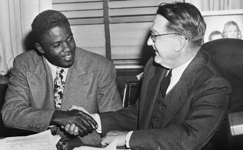 Jackie Robinson og Branch Rickey håndhilser