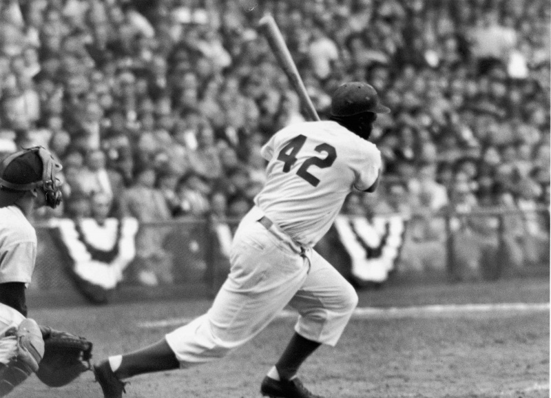 Jackie Robinson svinger balltre og løper