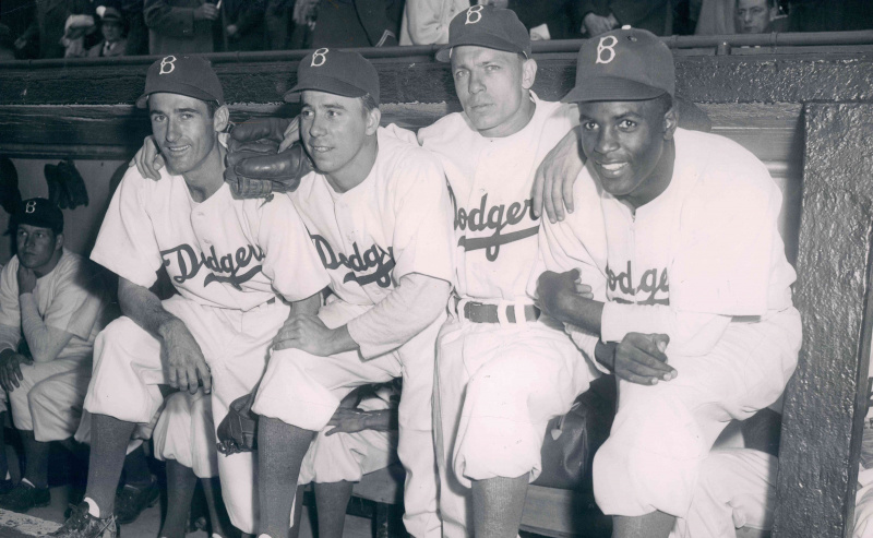 Jackie Robinson med Dodgers lagkamerater på en benk