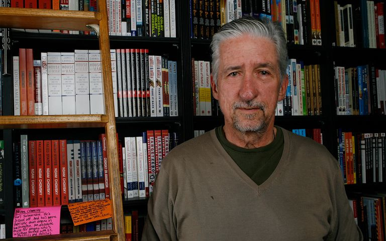 Tom Hayden przed regałem