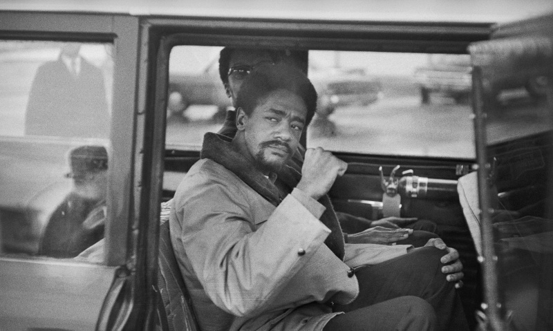 Bobby Seale gir Black Power Salute.
