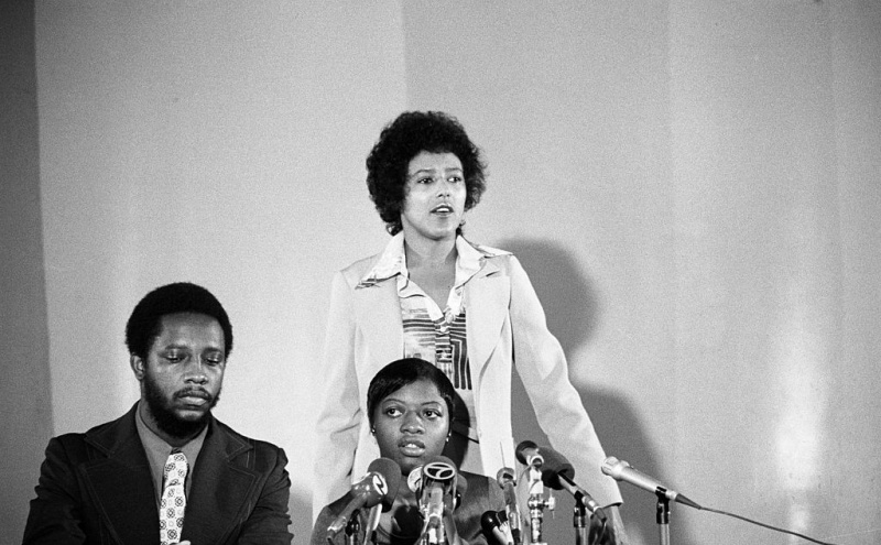 Elaine Brown ved siden av Ms. Little og Larry Little på konferansen.