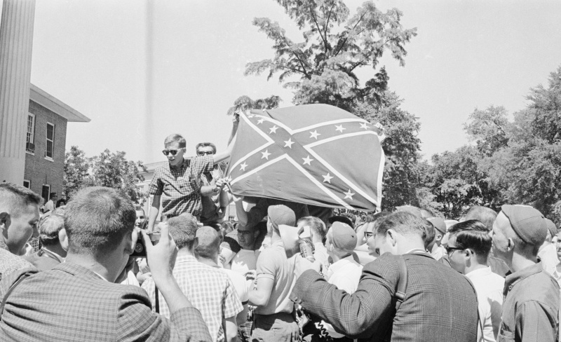 Gli studenti issano in aria una bandiera confederata durante la rivolta di Ole Miss.