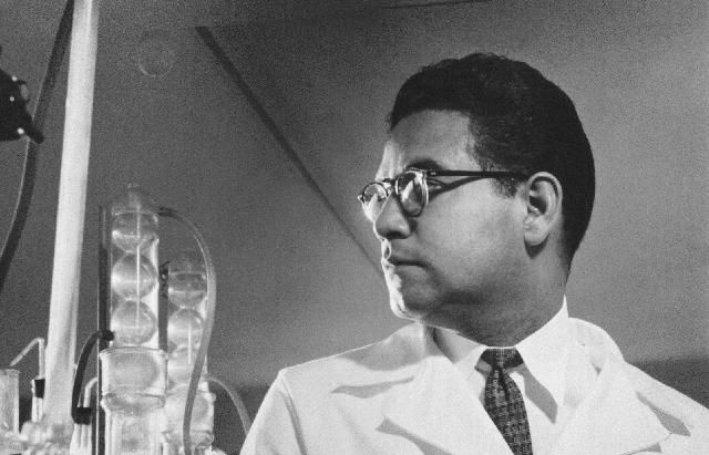 Luis Miramontes in einem Labor
