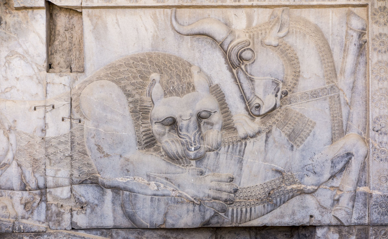 Flachreliefschnitzen des Löwen, der einen Stier in Persepolis, Shiraz, Provinz Fars, Iran jagt.