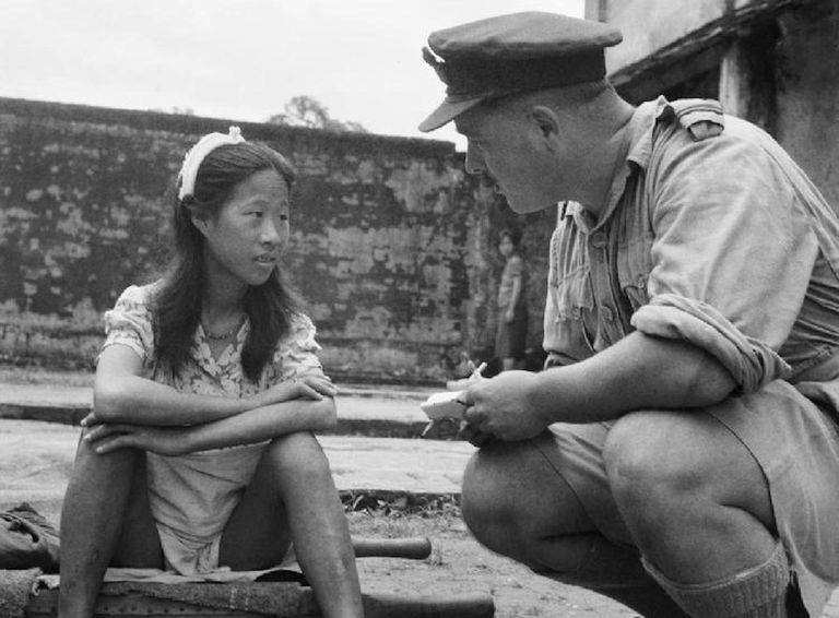 Uma jovem chinesa de conforto sendo entrevistada por um oficial aliado em Rangoon, Birmânia. 8 de agosto de 1945.