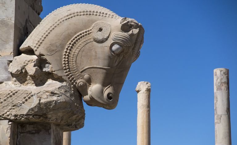 Testa di cavallo da guerra emergente da una colonna a Persepolis, Shiraz, provincia di Fars, Iran.