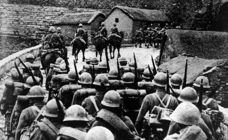 Tropas japonesas entrando na Manchúria na sequência do Incidente de Mukden durante a Guerra Sino-Japonesa