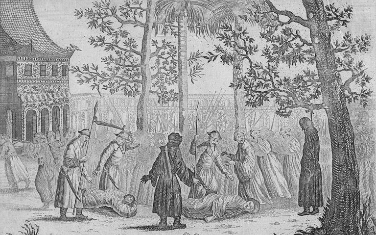homme pendu à un arbre avec des gens qui regardent en état de choc