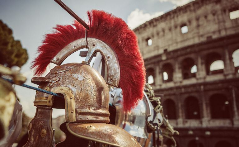 Hełmy rzymskiego centuriona i Koloseum