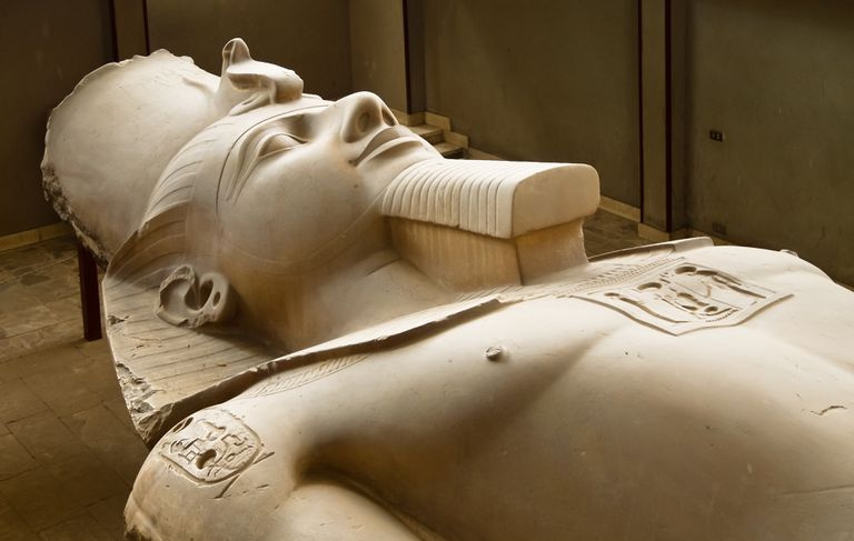 Eine ausgestellte Kalksteinstatue von Ramses II