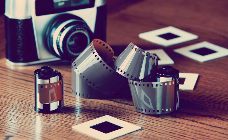Film de caméra déroulé, diapositives et appareil photo