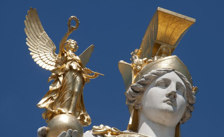 Estatua de Nike, diosa griega de la victoria, sostenida por Atenea, diosa de la guerra.