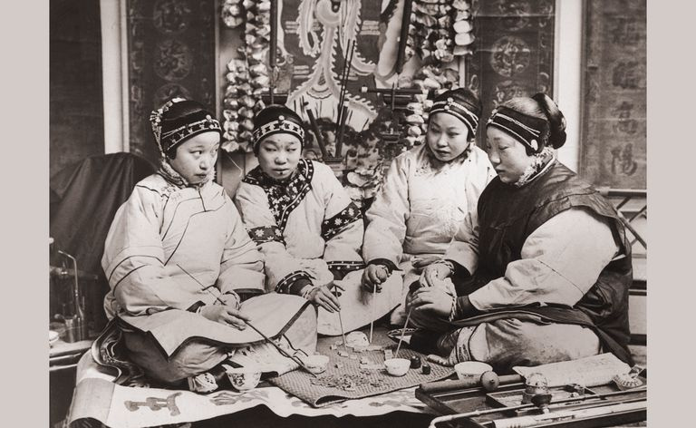 Chinki grające razem w grę, około 1900 (lokalizacja nieznana)