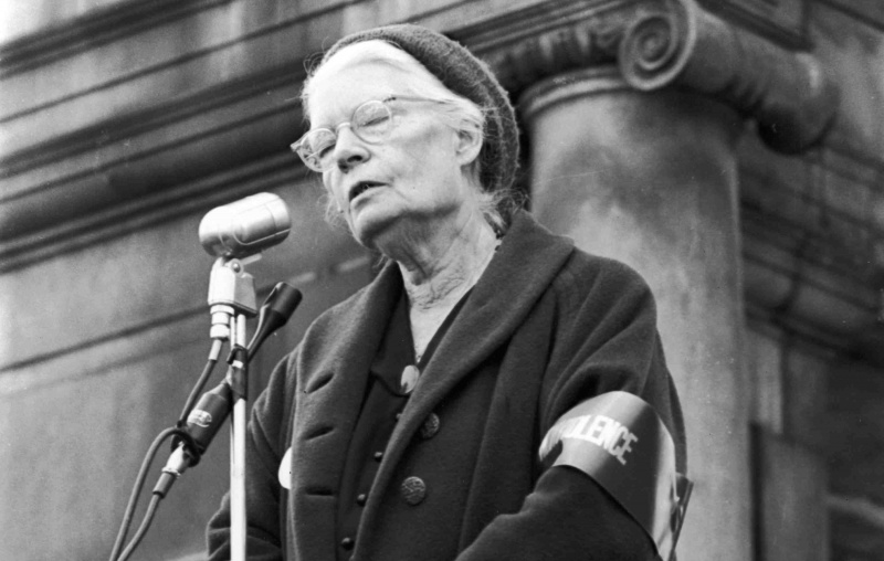 Zdjęcie Doroty Day z antywojennego wiecu.