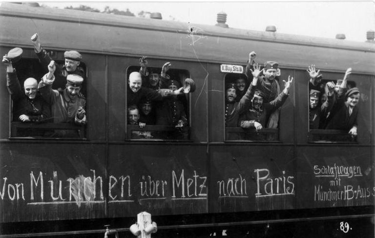 Soldats allemands dans un wagon en route vers le front en août 1914.