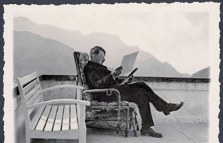 Adolf Hitler auf der Terrasse des Berghofs