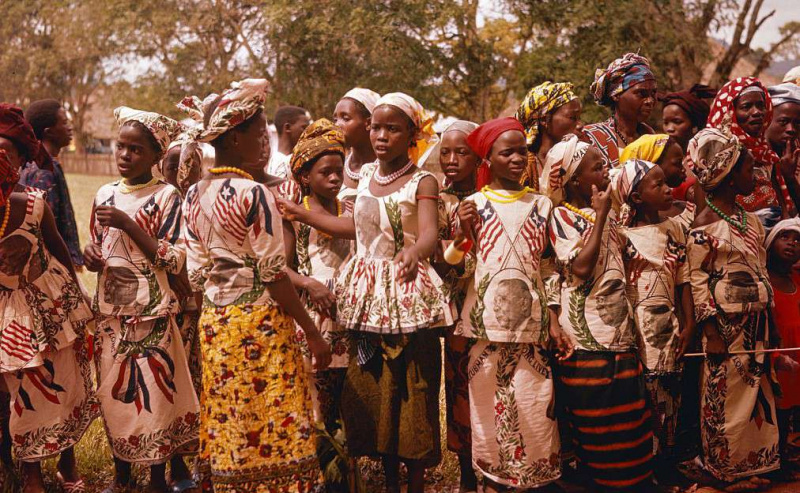 Las niñas visten vestidos con la bandera de Liberia y líderes políticos durante la conmemoración nacional.