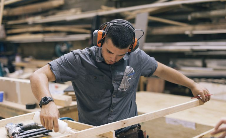 Tischler, der Holz verklebt