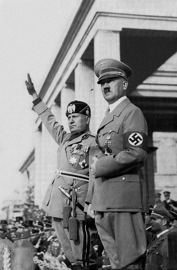 Mussolini y Hitler (Hitler al frente)