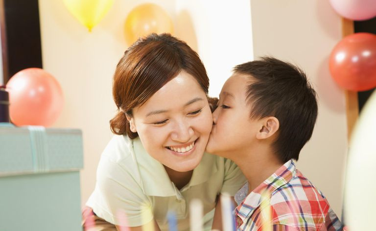 誕生日パーティーで母親にキスする中国人の少年