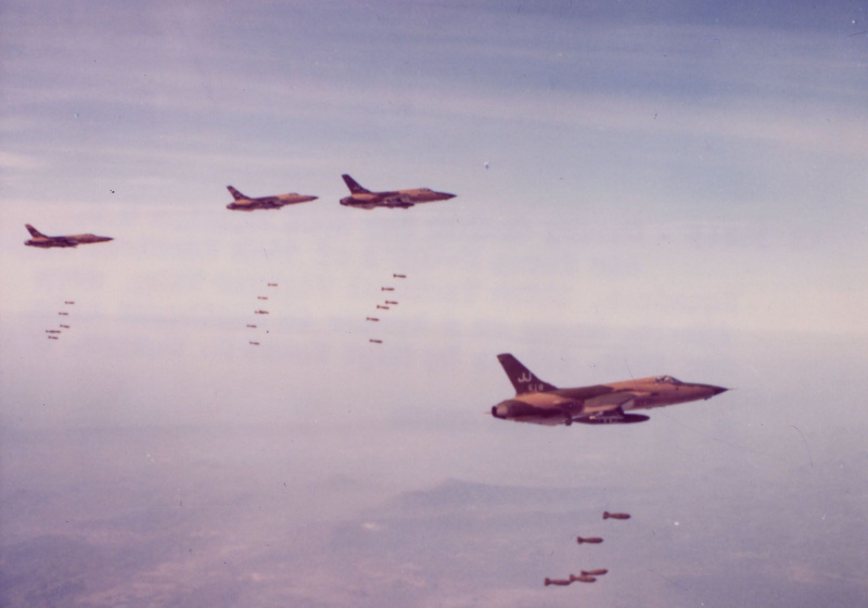 Quattro F-105 con una bomba mimetica verde e marrone nel Vietnam del Nord.