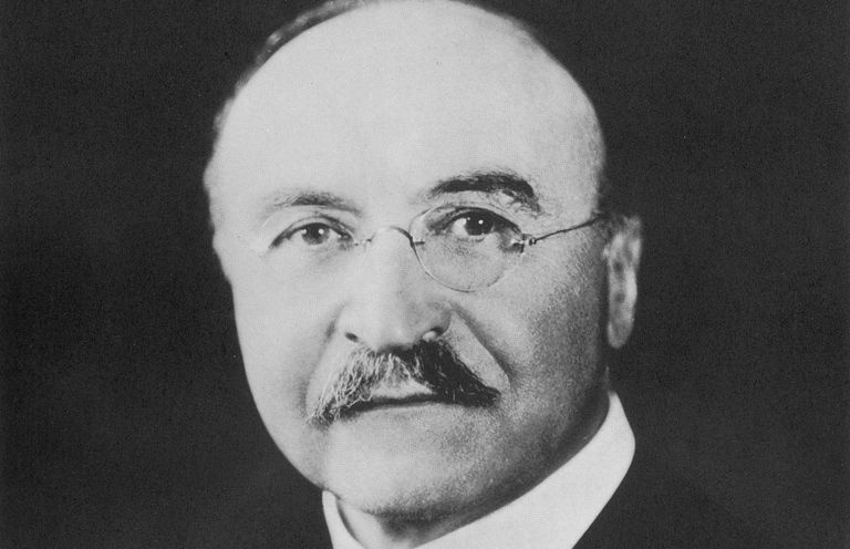Svart-hvitt fotografi av bakelittens oppfinner Leo Baekeland (1863-1944).