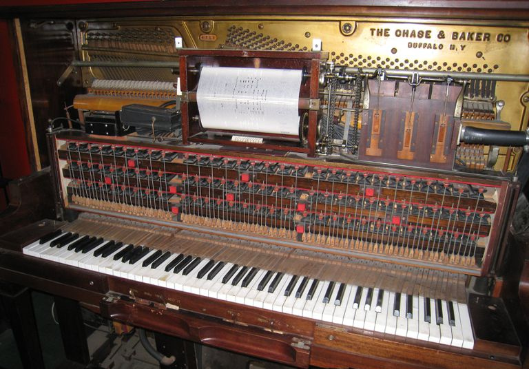 Pianino z mechanizmem rolkowym.