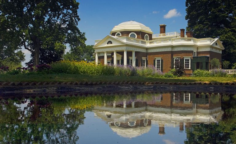 EE.UU., Virginia, Monticello fue propiedad de Thomas Jefferson, tercer presidente de los Estados Unidos y fundador de la Universidad de Virginia. House que diseñó el propio Jefferson se basó en principios neoclásicos; Charlottesville