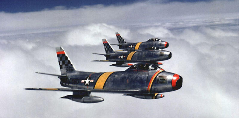 Drei F-86 Sabre-Jäger fliegen in Formation.